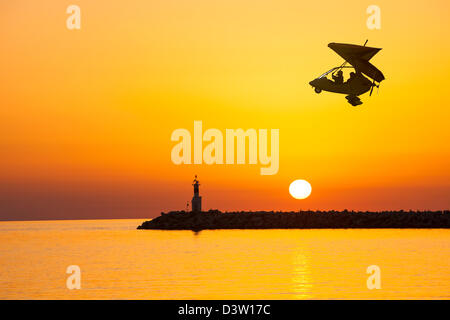 Myrina Hafen auf Lemnos, Griechenland bei Sonnenuntergang mit einem motorisierten Gleitschirm. Stockfoto