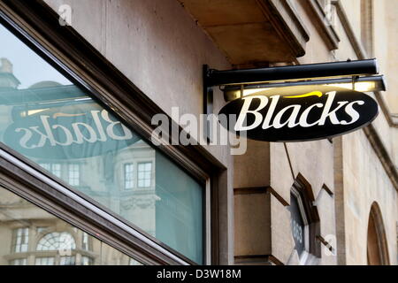 Schwarze Firmenlogo vor Oxford Shop.  Februar 2013 Stockfoto