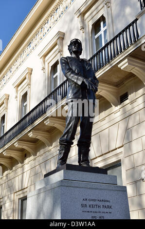 Statue von Air Chief Marshal Sir Keith Park, Waterloo Place, London, UK Stockfoto