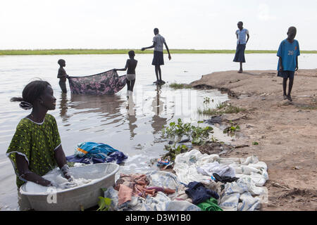 BOR, Süd-SUDAN, 19. November 2012: Alltag auf dem Port auf dem Nil an Bor Foto von Mike Goldwater Stockfoto