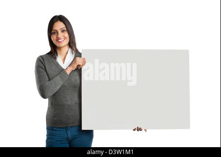 Geschäftsfrau zeigt ein leeres Plakat Stockfoto