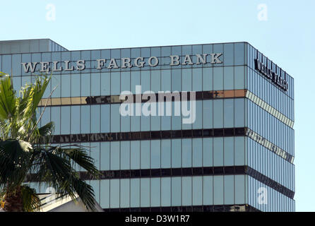Das Bild der Bank Logo auf einem Gebäude der Wells Fargo Bank in Beverly Hills, die Luxus-Viertel von Los Angeles in Kalifornien, USA, 28. November 2006. Foto: Uli Deck Stockfoto