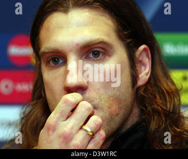 Werder Bremen-Spieler Torsten Frings ist bei einer Pressekonferenz anlässlich der Champions-League-Spiel gegen den FC Barcelona auf Dienstag, 5. Dezember 2006 am Stadion Camp Nou in Barcelona, Spanien, Montag, 4. Dezember 2006 abgebildet. Foto: Carmen Jaspersen Stockfoto