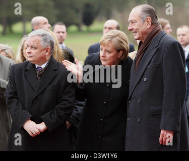 (L-R) Polnischen Präsidenten Lech Kaczynski, Bundeskanzlerin Angela Merkel und der französische Präsident Jacques Chirac kommen zum Weimarer Dreieck treffen in Mettlach, Deutschland, Dienstag, 5. Dezember 2006. Schwerpunkt liegt auf der Prepeprations des nächsten EU-Gipfels in Brüssel und der deutschen EU-Ratspräsidentschaft im Jahr 2007. Foto: Boris Roessler Stockfoto