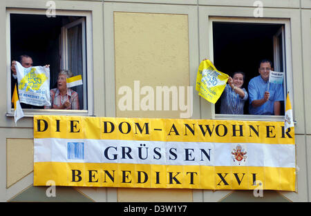 Bewohner begrüßen Papst Benedict XVI Ankunft in seinem Papamobil am Richterhaus Dom München, 10. September 2006. Der Papst zahlt sich einen Besuch in seinem Heimatstaat Bayern bis 14. September 2006. Foto: Armin Weigel Stockfoto