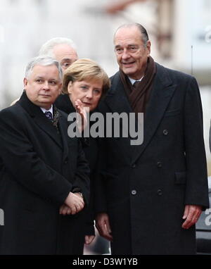 (L-R) Polnischen Präsidenten Lech Kaczynski, Bundeskanzlerin Angela Merkel und der französische Präsident Jacques Chirac kommen zum Weimarer Dreieck treffen in Mettlach, Deutschland, Dienstag, 5. Dezember 2006. Schwerpunkt liegt auf der Prepeprations des nächsten EU-Gipfels in Brüssel und der deutschen EU-Ratspräsidentschaft im Jahr 2007. Foto: Bernd Weißbrod Stockfoto