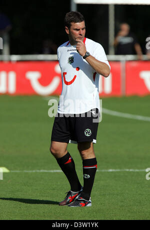 Hannover 96 Trainer Dieter Hecking Uhren das Training seiner Mannschaft in Hannover, Deutschland, 11. September 2006. Foto: Patrick Lux Stockfoto