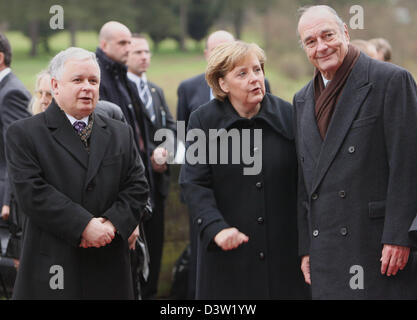 (L-R) Polnischen Präsidenten Lech Kaczynski, Bundeskanzlerin Angela Merkel und der französische Präsident Jacques Chirac kommen zum Weimarer Dreieck treffen in Mettlach, Deutschland, Dienstag, 5. Dezember 2006. Schwerpunkt liegt auf der Prepeprations des nächsten EU-Gipfels in Brüssel und der deutschen EU-Ratspräsidentschaft im Jahr 2007. Foto: Boris Roessler Stockfoto