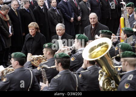 (L-R) Polnischen Präsidenten Lech Kaczynski, Bundeskanzlerin Angela Merkel und der französische Präsident Jacques Chirac Fuß die Ehrenwache zum Weimarer Dreieck treffen in Mettlach, Deutschland, Dienstag, 5. Dezember 2006. Schwerpunkt liegt auf der Prepeprations des nächsten EU-Gipfels in Brüssel und der deutschen EU-Ratspräsidentschaft im Jahr 2007. Foto: Martin Oeser Stockfoto