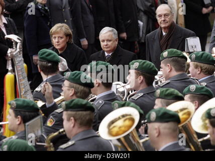 (L-R) Polnischen Präsidenten Lech Kaczynski, Bundeskanzlerin Angela Merkel und der französische Präsident Jacques Chirac Fuß die Ehrenwache zum Weimarer Dreieck treffen in Mettlach, Deutschland, Dienstag, 5. Dezember 2006. Schwerpunkt liegt auf der Prepeprations des nächsten EU-Gipfels in Brüssel und der deutschen EU-Ratspräsidentschaft im Jahr 2007. Foto: Martin Oeser Stockfoto