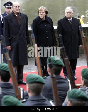 (L-R) Polnischen Präsidenten Lech Kaczynski, der französische Präsident Jacques Chirac und Bundeskanzlerin Angela Merkel Fuß die Ehrenwache zum Weimarer Dreieck treffen in Mettlach, Deutschland, Dienstag, 5. Dezember 2006. Schwerpunkt liegt auf der Prepeprations des nächsten EU-Gipfels in Brüssel und der deutschen EU-Ratspräsidentschaft im Jahr 2007. Foto: Martin Oeser Stockfoto