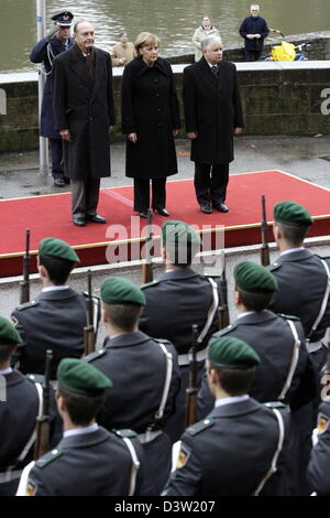 (L-R) Polnischen Präsidenten Lech Kaczynski, der französische Präsident Jacques Chirac und Bundeskanzlerin Angela Merkel Fuß die Ehrenwache zum Weimarer Dreieck treffen in Mettlach, Deutschland, Dienstag, 5. Dezember 2006. Schwerpunkt liegt auf der Prepeprations des nächsten EU-Gipfels in Brüssel und der deutschen EU-Ratspräsidentschaft im Jahr 2007. Foto: Martin Oeser Stockfoto