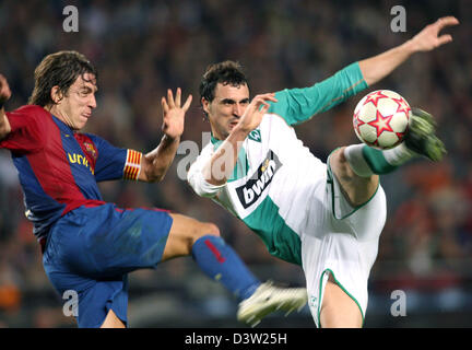 SV Werder Bremens Hugo Almeida wetteifert mit FC Barcelona Carles Puyol (L) für den Ball, während ihre UEFA Champions League Finale Gruppenspiel am Stadion Camp Nou in Barcelona, Spanien, Dienstag, 5. Dezember 2006. Foto: Carmen Jaspersen Stockfoto