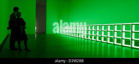 Besucher von der Pinakothek der moderne untersuchen eines 70 Werke von US-minimalistischen und leichte Künstler Dan Flavin in München, Deutschland, Mittwoch, 6. Dezember 2006. Flavin wurde berühmt mit seinen Leuchtstoffröhre Objekten in den 60er Jahren und starb 1996 im Alter von 63. Die Retrospektive kann bis 4. März 2007 besichtigt werden. Foto: Matthias Schrader Stockfoto