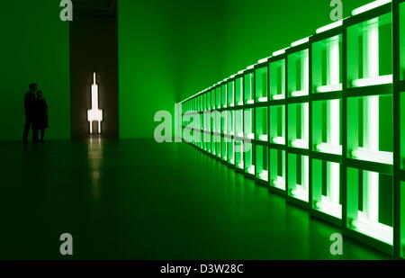 Besucher von der Pinakothek der moderne untersuchen eines 70 Werke von US-minimalistischen und leichte Künstler Dan Flavin in München, Deutschland, Mittwoch, 6. Dezember 2006. Flavin wurde berühmt mit seinen Leuchtstoffröhre Objekten in den 60er Jahren und starb 1996 im Alter von 63. Die Retrospektive ist bis 4. März 2007 für die Öffentlichkeit zugänglich. Foto: Matthias Schrader Stockfoto