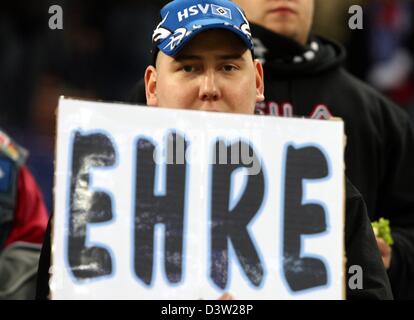 Ein Anhänger des Hamburger SV hält ein Schild lesen "Ehre" (Ehre) während der UEFA Champions League Finale Gruppenspiel gegen ZSKA Moskau an die AOL-Arena in Hamburg, Deutschland, Mittwoch, 6. Dezember 2006. Zehn-Mann-Hamburg versammelt, um ZSKA 3: 2 schlagen. Foto: Kay Nietfeld Stockfoto