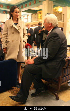 Der deutsche Außenminister Frank-Walter Steinmeier plaudert mit der sozialistische Präsidentschaftskandidatin Ségolène Royal King David Hotel in Jerusalem, Israel, Sonntag, 3. Dezember 2006. Steinmeier ist bei einem viertägigen Besuch in den Nahen Osten. Foto: Tim Brakemeier Stockfoto