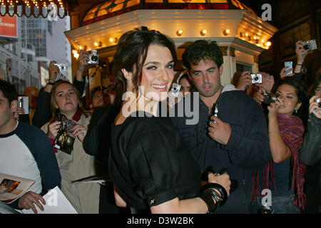 Britische Schauspielerin Rachel Weisz kommt zur Premiere ihres Films "The Fountain" im Elgin Theatre in Toronto, Kanada, 12. September 2006. Der Film ist Teil der International Film Festival 2006 laufen von 7 bis 16 September. Foto: Hubert Boesl Stockfoto