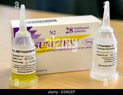 Das Bild zeigt Methadon und Polamidone Fläschchen und Tabletten in der Substitution-Klinik "Substanz" in Nürnberg. Deutschland, Donnerstag, 7. Dezember 2006. Methadon und Polamidone dienen als Ersatz für die Heldin in den Treatmennt der narkotischen sucht. Foto: Daniel Karmann Stockfoto