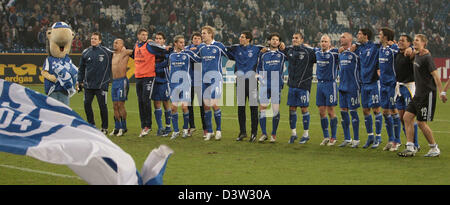 Die Spieler des Bundesligisten FC Schalke 04 feiern zusammen mit ihrem Maskottchen (L) den Sieg über Borussia Dortmund im Stadion Veltins Arena in Gelsenkirchen, Deutschland, Sonntag, 10. Dezember 2006. Schalke hat einen Anteil an den ersten Platz in der Bundesliga am Sonntag mit einem 3: 1-Sieg über Borussia Dortmund. Foto: Achim Scheidemann (Achtung: Zeitraum blockieren! Die DFL erlaubt die furt Stockfoto