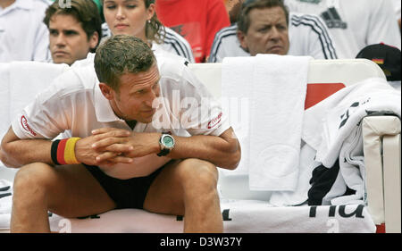 Deutschen Davis Cup Team Kapitän Patrik Kühnen Uhren Doppel entsprechen seine Spieler Waske/Kohlmann vs Thai Zwillinge Huss/Huss im Rochus-Club Düsseldorf, Deutschland, 23. September 2006. Das deutsche Doppel schlägt Thailand 6-1, 6-2, 6-0 in der Relegation Spiel. Foto: Roland Weihrauch Stockfoto