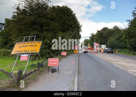 Verkehrszeichen bestätigen, dass die alten A3 nicht mehr um die Devil Punchbowl an Hindhead zugänglich ist. Stockfoto