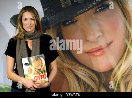 Deutsche geborenes Modell posiert Tatjana Patitz mit den neuen Otto-Katalog für Frühjahr/Sommer 2007 in der Hand in Hamburg, Deutschland, Donnerstag, 14. Dezember 2006. Patitz ist das Cover-Gesicht des neuesten Katalogs der weltweit größte Versandhandelsunternehmen Otto GmbH & Co KG. Foto: Kay Nietfeld Stockfoto