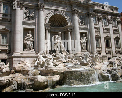 (Dpa-Datei) - Blick auf den berühmten Trevi-Brunnen in Rom, Italien, 2005. Das größte und wohl schönste Brunnen der ewigen Stadt Rom zeigt den Bereich der römische Gott des frischen Meeres Neptun. In seiner jetzigen Form von Niccola Salci von 1732 bis 1762 erbaut ist der Trevi-Brunnen der geliebten Treffpunkt für die Bürger von Rom, ihren Gästen und vor allem für Paare in lov Stockfoto