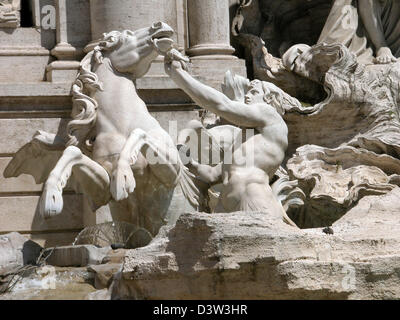 (Dpa-Datei) - Blick auf einen Teil der berühmten Trevi-Brunnen in Rom, Italien, 2005. Das größte und wohl schönste Brunnen der ewigen Stadt Rom zeigt den Bereich der römische Gott des frischen Meeres Neptun. In seiner jetzigen Form von Niccola Salci von 1732 bis 1762 erbaut ist der Trevi-Brunnen der geliebten Treffpunkt für die Bürger von Rom, ihren Gästen und vor allem für coup Stockfoto
