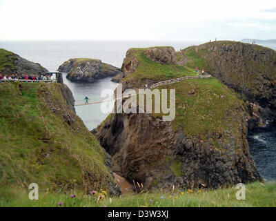 (Dpa - Dateien) Touristen überqueren die Hängebrücke Carrick-A-Rede in Nordirland, Vereinigtes Königreich, 9. August 2004. Foto: Lars Halbauer Stockfoto