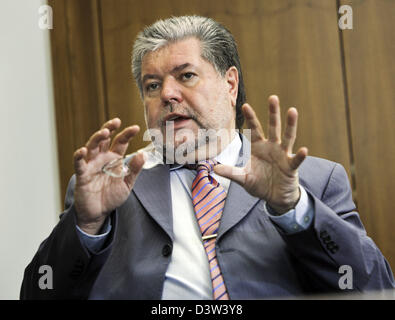 Kurt Beck, Ministerpräsident des Landes Rheinland-Pfalz und Partei Vorsitzender der SPD in einem Interview in seinem Büro in Mainz, Deutschland, 28. November 2006 fotografiert. Foto: Frank Rumpenhorst Stockfoto