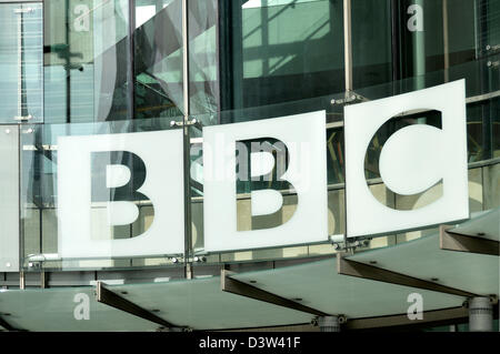 BBC British Broadcasting Corporation Schild über dem Eingang zur neuen Erweiterung des Ostflügels des Broadcasting House London England UK Stockfoto