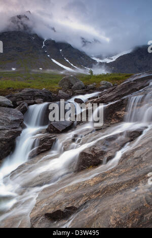 Wasserfälle und die Berge laden Vengetind in Vengedalen Tal, Rauma Kommune, Møre Og Romsdal, Norwegen. Stockfoto