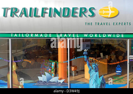 Reisebüroexperten von Tailormade Worldwide Travel mit Markenlogo & Agenten Business-Schild über Trailfinders Shop Frontscheibe West London, England, Großbritannien Stockfoto