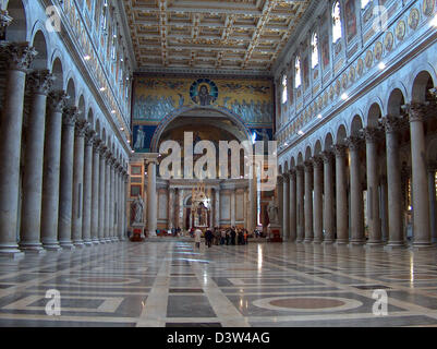 (Dpa-Dateien) - das Foto zeigt Besuchern und Säulen im Inneren der Basilika S. Paolo Fuori le Mura in Rom, Italien, 18. April 2005. Foto: Lars Halbauer Stockfoto