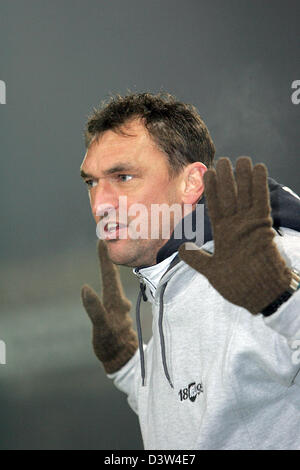 VfL Osnabrueck Trainer Claus-Dieter Wollitz Gesten in der Runde der letzten 16 DFB-Pokal-Spiel gegen Hertha BSC Berlin im OsnatelArena Stadion in Osnabrück, Sonntag, 19. November 2006. Berlin erweiterte, Dritte Abteilung Osnabrück 3: 1 durch zwei Tore von Gimenez zu schlagen. Foto: Friso Gentsch Stockfoto