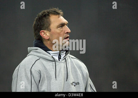 VfL Osnabrueck Trainer Claus-Dieter Wollitz in der Runde der letzten 16 abgebildet ist DFB-Pokal Spiel gegen Hertha BSC Berlin im OsnatelArena Stadion in Osnabrück, Sonntag, 19. November 2006. Berlin erweiterte, Dritte Abteilung Osnabrück 3: 1 durch zwei Tore von Gimenez zu schlagen. Foto: Friso Gentsch Stockfoto