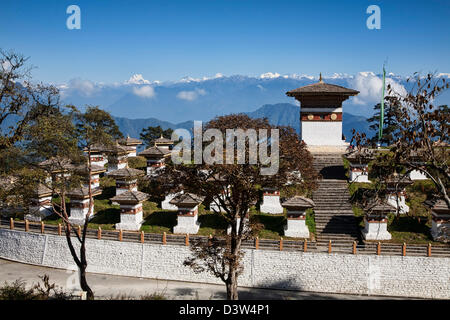 Die 108 Stupas errichtet auf diesem 3.150 m hohen Dochula (Pass) mit dem östlichen Himalaya im Hintergrund. Stockfoto