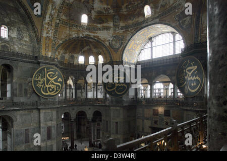 (Dpa-Datei) - das Bild zeigt den Blick von der Galerie in den Innenraum der Hagia Sophia in Istanbul, Türkei, 1. April 2006. Foto: Friedel Gierth Stockfoto