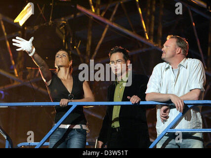 Stefan Raab (R) nimmt auf Esther (L) in das Papier-Flugzeug-Long-Throw-Ereignis während seiner live TV-Show "Beat Raab" (Schlag Den Raab) in Köln, Deutschland, Samstag, 23. September 2006.  Zuschauer mussten eine der fünf Kandidaten per Telefon voting wählen. Der Gewinner herausgefordert Raab in 15 verschiedenen Tests. Raab gewann die Wettbewerbe und Esther erhielten keine 500.000 Euro Preisgeld. Foto: Jörg Stockfoto