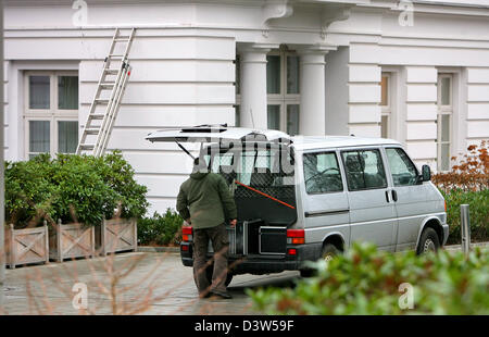 Einem Kriminalbeamten ist am Eingang das Kempinski Grand Hotel Heiligendamm, Deutschland, Donnerstag, 28. Dezember 2006 abgebildet. Das Hotel wurde am Vorabend mit Farbe Bomben angegriffen. Gemäß einem Anspruch der Verantwortung, die der Farbe Bombenangriff nur der Auftakt einer Serie zum protest gegen den bevorstehenden Gipfel der Gruppe der acht (G8 war) wird die im Hotel stattfinden Stockfoto