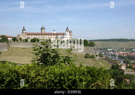 Das Bild zeigt einen Blick auf die Festung Marienberg in Würzburg, Deutschland, 1. Juni 2006. Die Festung ist ein Wahrzeichen am Main. Gebaut zwischen dem 13. und 18. Jahrhundert war die Festung mit ihren inneren Kirche und Außenwände. Heute ist es ein Park und Museum. Foto: Friedel Gierth Stockfoto