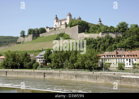 Das Bild zeigt einen Blick auf die Festung Marienberg in Würzburg, Deutschland, 1. Juni 2006. Die Festung ist ein Wahrzeichen am Main. Gebaut zwischen dem 13. und 18. Jahrhundert war die Festung mit ihren inneren Kirche und Außenwände. Heute ist es ein Park und Museum. Foto: Friedel Gierth Stockfoto