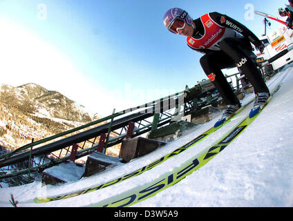 (Dpa-Datei) - deutsche Skispringer Martin Schmitt bei einem Trainings-Sprung an die Beim Olympia-Schanze in Garmisch-Partenkirchen, Deutschland abgebildet ist, 31. Dezember 2004. Die alte Schanze aus dem Jahr 1936 ist abgerissen, um Platz für eine modernere Anlage machen werden.  Foto: Peter Kneffel Stockfoto