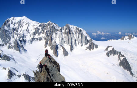 Bergsteiger auf dem Gipfel des Dent du Geant, Mont Blanc Bergmassiv, Savoyer Alpen, Frankreich. Stockfoto