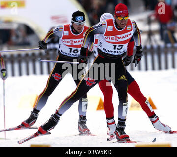 Deutschen nordischen Combiner Haseney (L) und Ackermann (R) in Aktion während der Sprintrennen in Ruhpolding, Deutschland, Samstag, 30. Dezember 2006 gezeigt. Haseney wurde zweiter, Dritter Ackermann. Foto: Frank Leonhardt Stockfoto