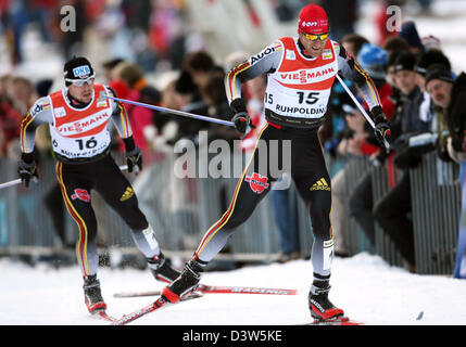 Deutschen nordischen Combiner Haseney (L) und Ackermann (R) in Aktion während der Sprintrennen in Ruhpolding, Deutschland, Samstag, 30. Dezember 2006 gezeigt. Haseney wurde zweiter, Dritter Ackermann. Foto: Frank Leonhardt Stockfoto