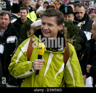 Deutscher Fernsehmoderator Guenther Jauch auf die erste der vier Wettbewerbe der 55. vier Hügel-Turnier am "Schattenbergschanze" Sprung in Oberstdorf, Deutschland, Samstag, 30. Dezember 2006 gezeigt. Er stellte das Turnier zum letzten Mal. Foto: Matthias Schrader Stockfoto