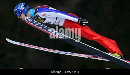 Finnischer Skispringer Janne Ahonen ist bei einem Training Sprung zum ersten von vier Wettbewerben der 55. Vierschanzentournee am "Schattenbergschanze" Sprung in Oberstdorf, Deutschland, Freitag, 29. Dezember 2006 in der Luft. Foto: Matthias Schrader Stockfoto