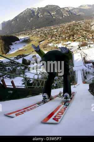 Ein unbekannter Skispringer ist kurz, während einer Trainingseinheit für das zweite der vier Wettbewerbe der 55. Vierschanzentournee am "Große Olympiaschanze" Sprung in Garmisch-Politbarometer, Deutschland, Sonntag, 31. Dezember 2006 ausziehen. Foto: Matthias Schrader Stockfoto